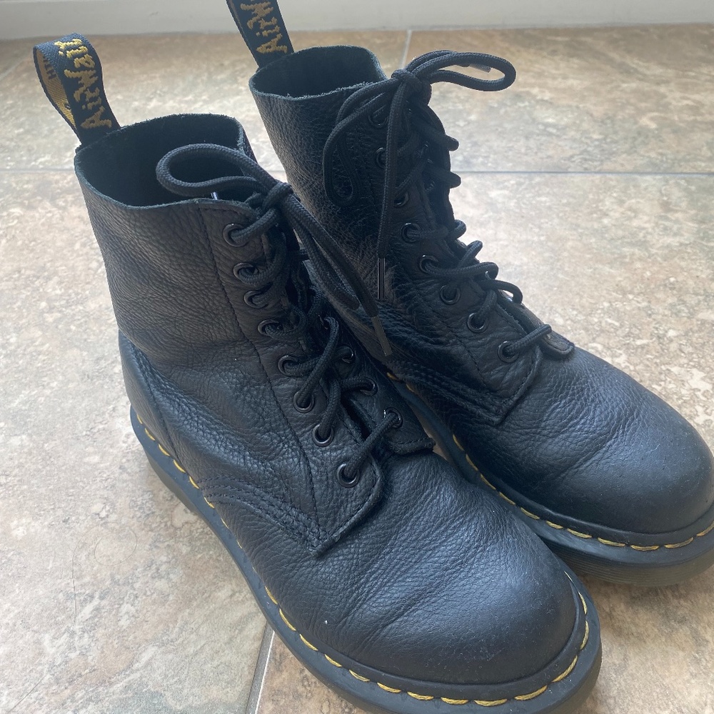 MATTE BLACK DR. MARTENS